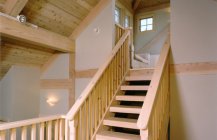 Дизайн лестницы из древесного материала