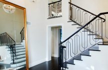 Дизайн лестницы в шикарном доме.