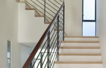 Дизайн современной лестницы в интерьере