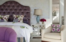 Дизайн спальни с фиолетовым креслом