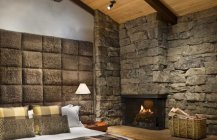 Дизайн спальни  с каменными стенами