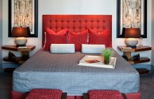 Дизайн спальни с красным центром