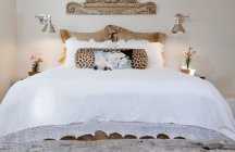 Дизайн спальни с леопардовой подушкой