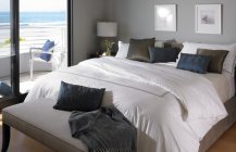 Дизайн спальни с видом на океан.