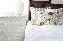 Дизайн спальни в бело-коричневом цвете