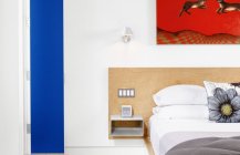 Дизайн спальни в необычном сочетании цветов