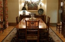 Дизайн столовой комнаты в коричневых тонах 