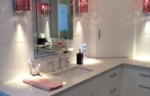 Дизайн ванной комнаты с красными фонарями