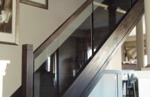 Фото дизайна деревянной лестницы со стеклянными перилами