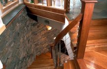 Фото интерьера деревянной винтовой лестницы.