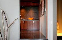 Фото небольшой лестницы в стильном доме.
