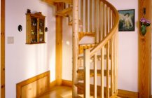 Фото винтовой деревянной лестницы в доме.