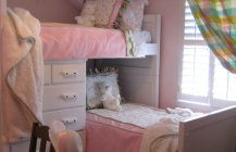 Фотография интерьера детской комнаты розового цвета.