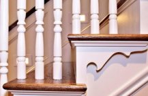 Фотография лестницы с белыми перилами