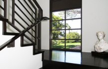 Фотография лестницы темно-коричневого цвета