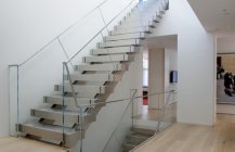 Фотография лестницы, выполненной в стиле хай-тек