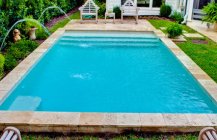 Фотография некрытого бассейна возле дома