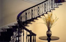 Фотография парадной лестницы в черном цвете