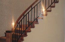 фотография современной деревянной волнообразной лестницы