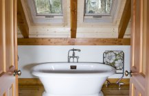 Фотография ванной комнаты в деревянном доме