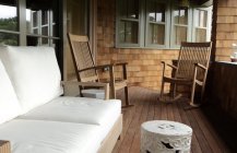 Фотография веранды с мягкой мебелью и деревянным полом