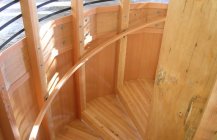 Фотография винтовой  лестницы, выполненной из дерева