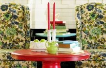 Цветастые диваны и красный столик в гостиной