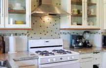 Грамотный кухонный интерьер с красивой мозаикой