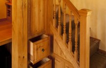 Интерьер красивой и компактной деревянной лестницы