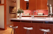 Интерьер кухни в оранжевом цвете