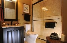 Интерьер ванной комнаты в классическом стиле.