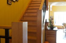 Интересный  дизайн лестницы в загородном доме