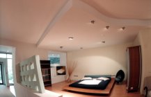 Интересный дизайн спальной с подвесным потолком