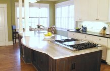 Классический дизайн кухни с обилием деревянных поверхностей