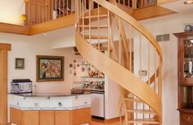 Красивый интерьер современной деревянной лестницы