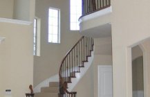 Лаконичный дизайн винтовой лестницы с деревянными перилами