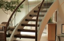 Полукруглая лестница в дизайне интерьера
