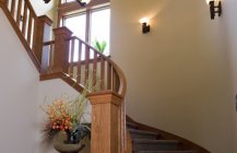 Прекрасный дизайн хорошей лестнице в доме