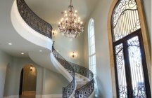 Прекрасный дизайн лестнице в доме