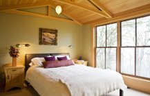 Превосходный дизайн спальной комнаты с деревянным потолком