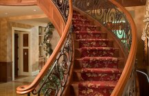 Шикарный дизайн ажурной лестницы с деревянными перилами