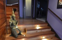 Современный дизайн деревянной лестницы в доме