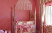Современный дизайн детской  комнаты в розовом цвете.
