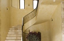 Современный дизайн лестницы многоуровневого коттеджа