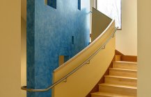 Современный дизайн лестницы в контрастных тонах.