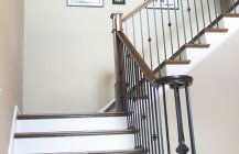 Современный дизайн лестницы в жилом доме