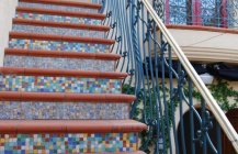 Современный дизайн маршевой лестницы в частном доме