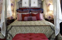 Современный дизайн спальни с видом на кровать