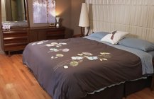 Современный дизайн спальни в серых тонах 
