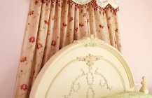 Современный дизайн спальной в розовом цвете